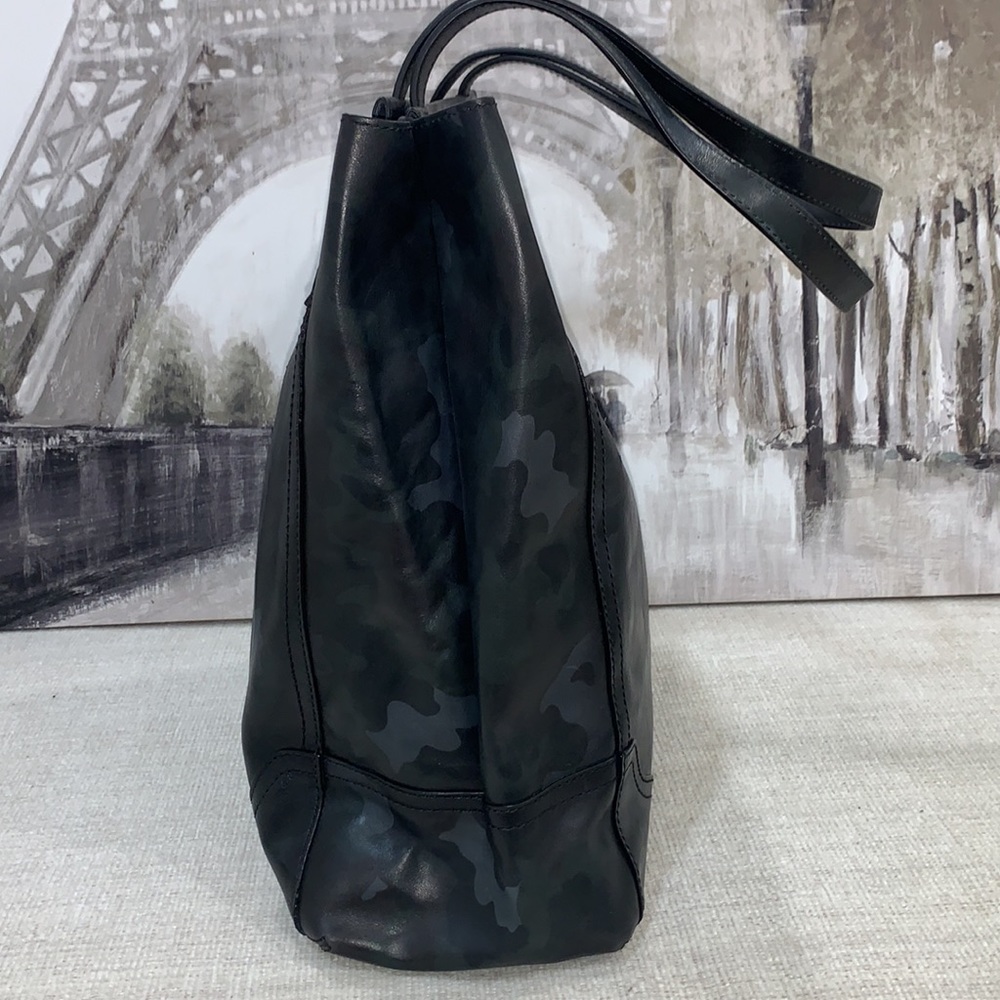 Frye Charlie Simple Tote Navy Camo Leather MSRP $398 -OCEAN CAMO- - Picture 7 of 16